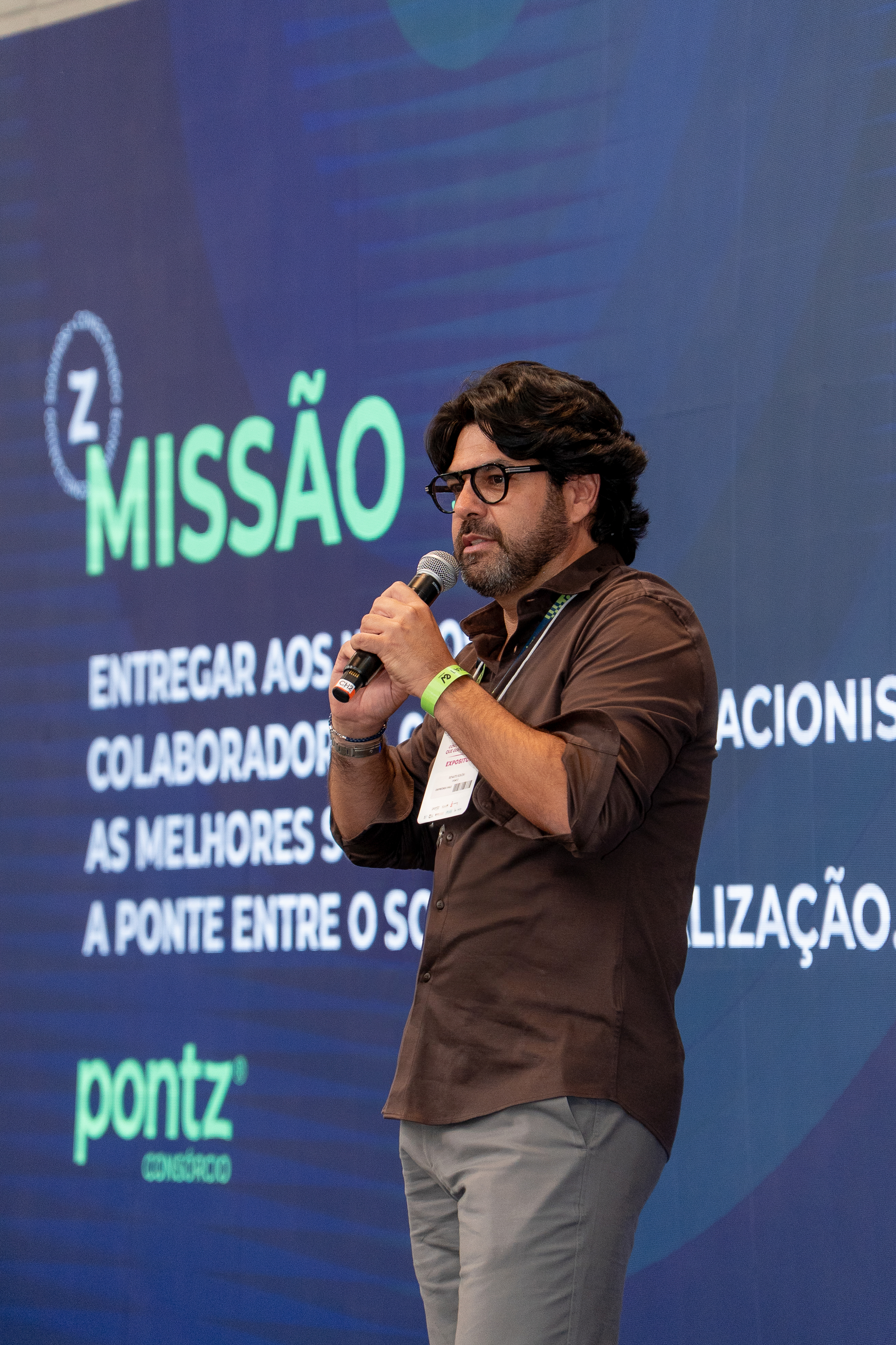 Liderança da PONTZ durante uma apresentação