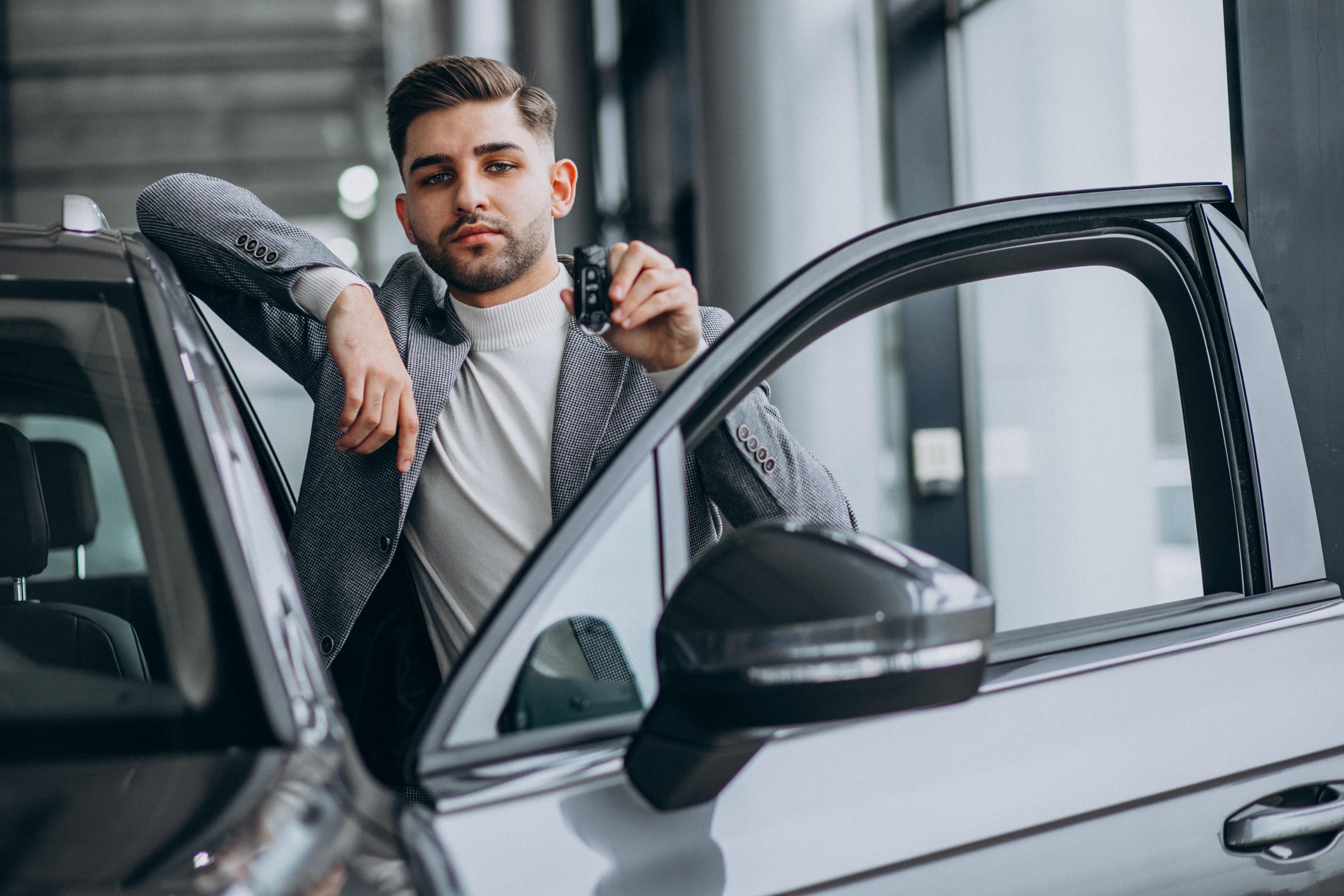 Pessoa ao lado de um automóvel