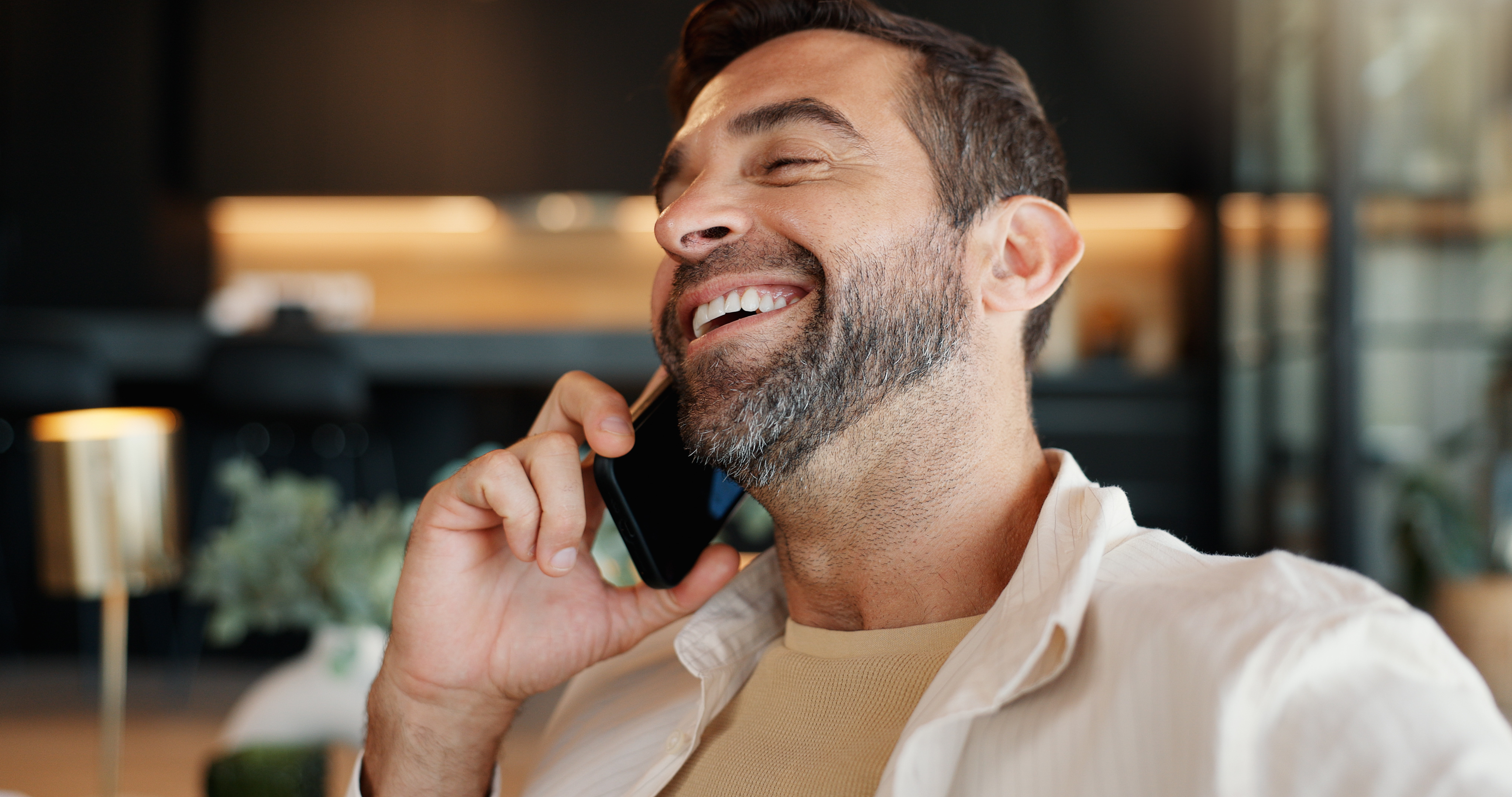 Especialista atendendo uma pessoa por telefone